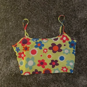 Blommig topp  - En kort grön topp med blommor. Säljer då den var för liten för mig. 