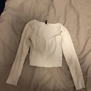 Topp - Hej, säljer nu min superfina topp från H&M då den inte kommer till användning. Den är i st s, helt slutsåld så buda från 140kr