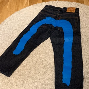 Evisu jeans - Evisu jeans i väldigt bra skick! Vänligen se mått innan budgivning. Inga returer! Små deffekter vilket man kan se på bilderna Köpta från Trendfriend, använda ca: 5gånger  Mått: Midja:40cm Yttre ben: 88cm Insida ben 58cm