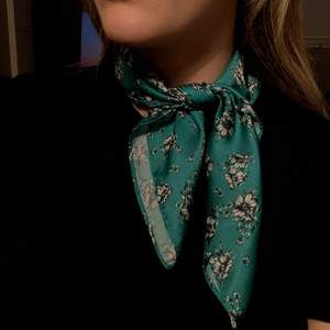 Denna super fräscha scarf är nu till salu, den är från Gina Tricot. Scarfen går att tex ha runt halsen eller som en snygg detalj på din väska👛