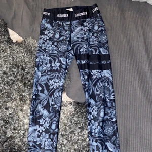 Tights från stronger - Snygga byxor från stronger, liten slitning vid ena randen (se bild)