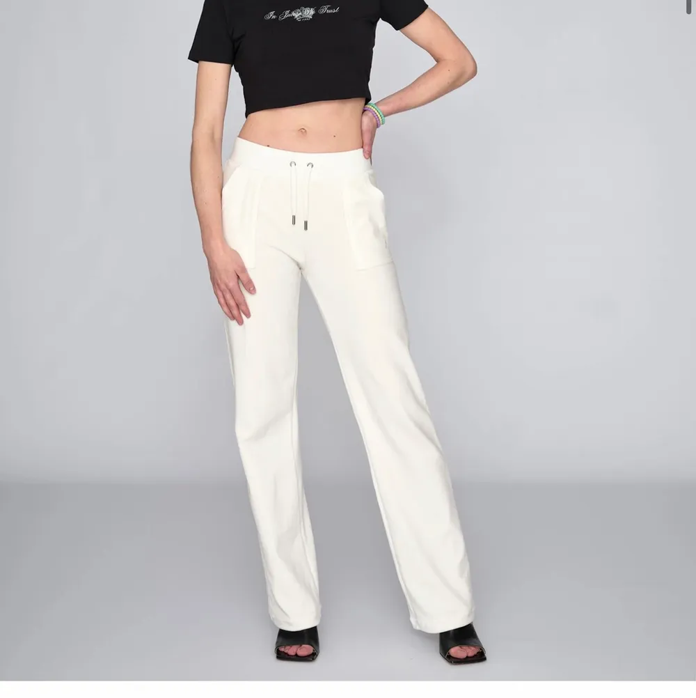 Säljer mina helt nya juicy couture då jag fick 2 st när jag fyllde år💕💕. Jeans & Byxor.