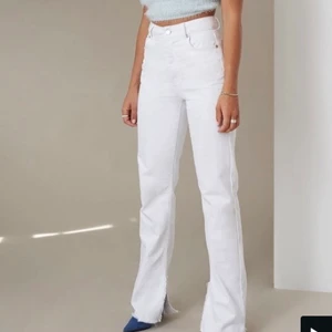 Vita jeans med slits - Vita jeans med slits från NA-KD! Bra skick🤍🤍
