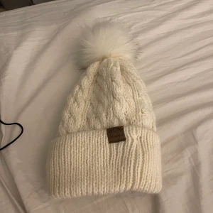 Köpt på H&M  - Använt mössan typ 1 gång jätte varm.
