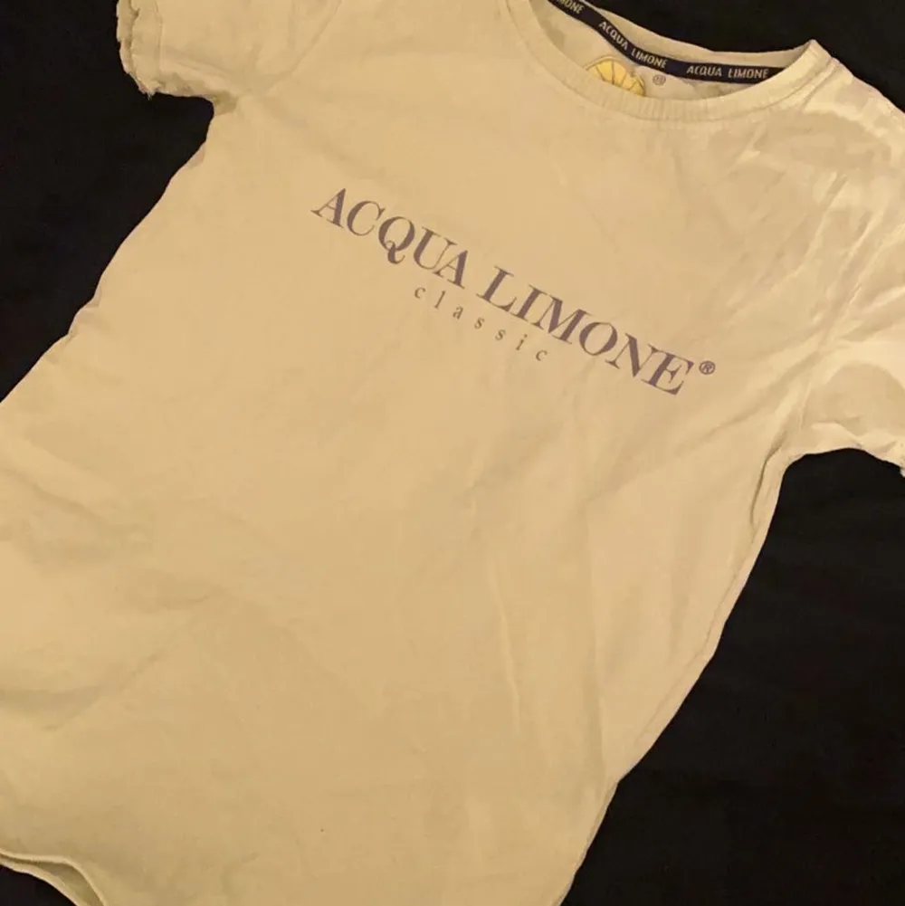 En jätte fin Acqua Limone t-shirt tyvärr lite rynkig på bilden. Men för övrigt inga brister på den, använt Max 2 ggr. T-shirts.