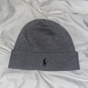 Ralph lauren mössa - Polo Ralph Lauren mössa grå. Knappt använd tycker inte om mössor.