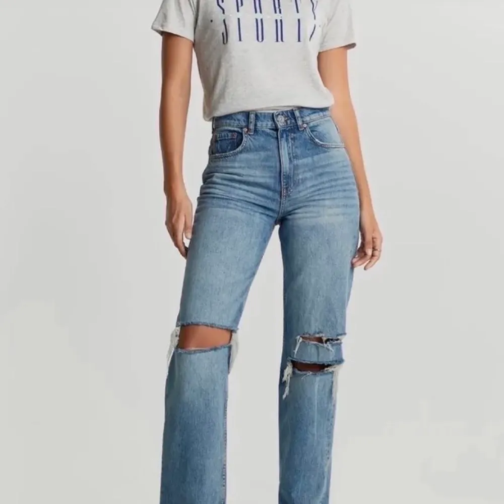 Säljer dessa populära jeans från Gina tricot, används fåtal gånger💕. Jeans & Byxor.