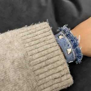 Nitarmband - Fransigt blått nitarmband!💕