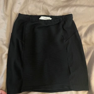  Mango kjol, strl S - Så snygg kort svart kjol från Mango i storlek S men passar xs också!!😍 Använd några gånger men sitter fortfarande jättefint.