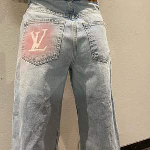 Ett par 90’s jeans från Ginatricot i storleken 34 😍 Egengjorda av oss på Xspray UF. 