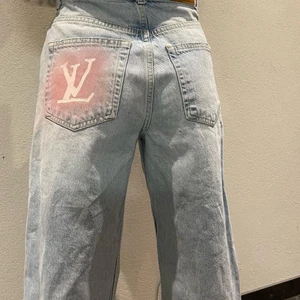 90’s jeans med lyxiga detaljer  - Ett par 90’s jeans från Ginatricot i storleken 34 😍 Egengjorda av oss på Xspray UF. 