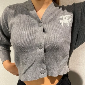 Stickad kofta  - En stickad kofta med handmålade detaljer 😍