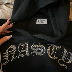 Hoodie med tryck - Säljer min superfina hoodie från hidden cult!! Det står nasty med stenar och den är i superfint skick! Finns inte kvar på hemsidan men nypris var ca 600kr! Är i storlek L och är superskön. Säljer för 300kr + frakt!🤍unisex