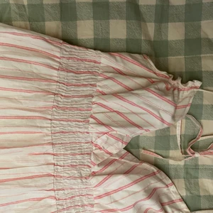 Klänning  - Superfin sommarklänning från L.O.G.G som tyvärr aldrig kommer till användning längre. Står storlek 40 men passar bra på mig som brukar ha ca. 36:D 