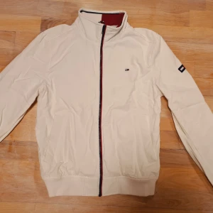 Tommy Hilfiger Jacka Vintage - Fick den av en kompis men det var inte min smak av jacka så måste tyvärr sälja. Köpt 4-5 år sen. Väldigt fint skick. Fraktar genom postnord spårbar frakt.