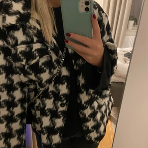 Snygg mysig jacka  - Säljer då den inte används så mycket. Superfint skick! Den är väldigt mjuk och skön. Är small men sitter lite lösare. Har vanligtvis s/38 