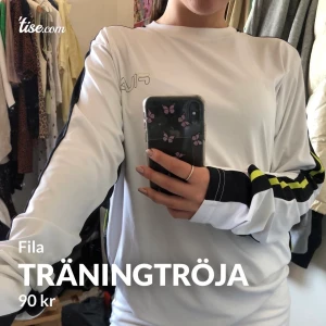 Fila, träningströja - Väldigt fin träningströja som har används ett par gånger men som tyvärr blivit liggande i garderoben ett tag. Väldigt bra skick. 