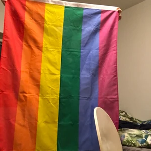 Pride flagga - Säljer min pride flagga med måtten 150cm + 90cm som varit inne i garderoben för länge och bör komma ut (haha gay joke lololo)  den har inte ens varit uppe på min väg så den behöver ett nytt hem. Säljer denna skönhet för 100kr men priset kan diskuteras. OBS! Hör av dig privat vid intresse! :))