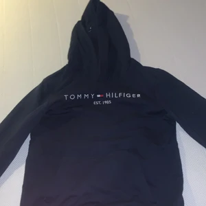 Tommy hilfiger  - En ny Tommy hilfiger hooide köptes för typ 700kr säljer för 160kr skick 8/10 för killar och tjejer