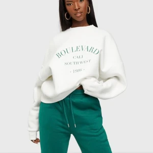 Sweatshirt  - Sweatshirt från Nelly i oversized. Storlek 34/xs. Aldrig använd. Nypris 349kr. 120kr plus frakt 66kr 