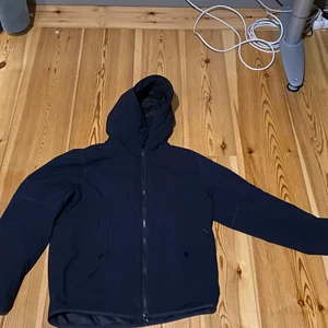 Stoneisland softshell jacka - stoneisland jacka strl s köpt 2018 på nk kvitto finns, multifunktionell skön och lätt jacka, skick 8,5-10  bud från 1,800 kr. Ställ frågor i dm.