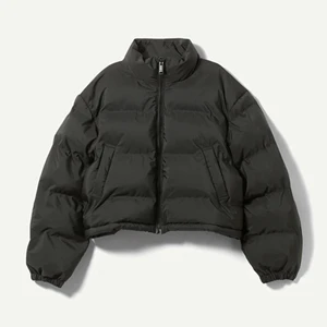 Weekday Promise Cropped Puffer  - Cropped puffer från Weekday, använd en gång!! (Har köpt två st och behöll den andra). Lite oversize i storlek så passar en 34-36 och kanske uppåt. Så fin!!