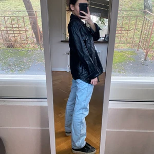 Läder jacka - En svin snygg skinn jacka från berskha! Jag är 165 och brukar bära XS/S. Rekommenderar denna till XS/S/M. Skick 10/10. Köptes för två år sedan i Spanien!! Köptes för 559kr