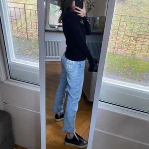 Zara jeans - Skit snygga zara jeans! Storlek 36. Jag är 165 cm lång. Modellen är att de ska vara kortare vid smalbenen. Skick 9/10. Brukar bära storlek 34/36/38!