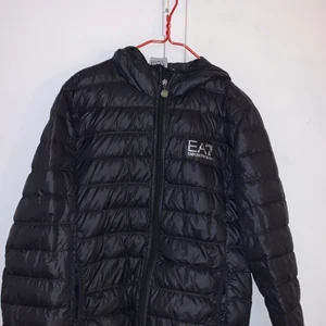 EA7  - Säljer min Armani jacka äkta storlek M passar som S ingen användning för den då den är för stor för mig 