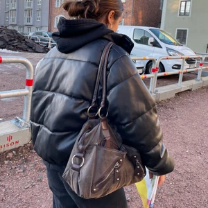 zara jacka  - Säljer nu min zara jacka i storlek XS men skulle nog säga att det är den är oversize så S. hör av er om ni är intresserade. Nypris är 799 och jackan är nästan helt ny (inga defekter) köp direkt för 600kr 