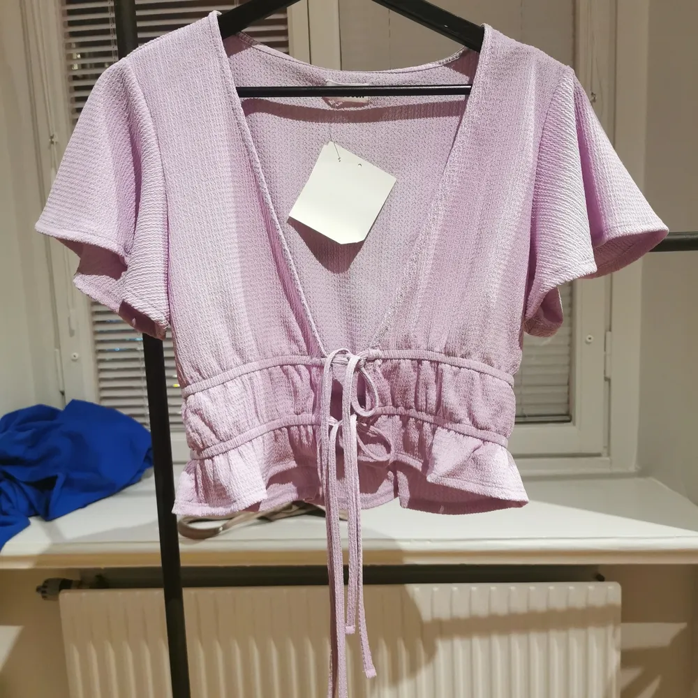 Textured lilac top with drawstring detail. . Toppar.
