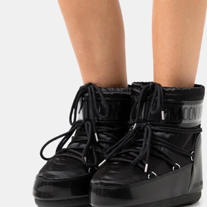 Moon boots - INTRESSEKOLL! Jätte coola och snygga moon boots jag köpte för 1 månad sedan💗 inte alls använda mycket.slutsålda nästan överallt . Passar till ALLT!! Köpte för 1 750kr. Buda från 1500kr