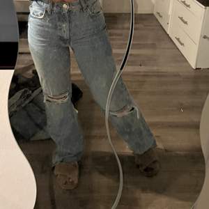Skitsnygga breda jeans med slitningar från Zara i storlek 36. 