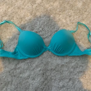 Spets-BH hunkeböller - En fin och oanvänd ljusblå bh från hunkemöller i strl. 70b! Spets upptill och utan ilägg för en fin passform. Väldigt skön i materialet. Eventuell frakt betalas av köparen!