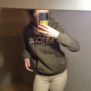 Dirtcult hoodie - En grön Dirtcult hoodie i bra skicka. Det står M på lappen men jag skulle säga att det är en S. Nypris 699 kr, säljer för 399 pris kan diskuteras🧸 Hoodien för 399kr + 78kr frakt