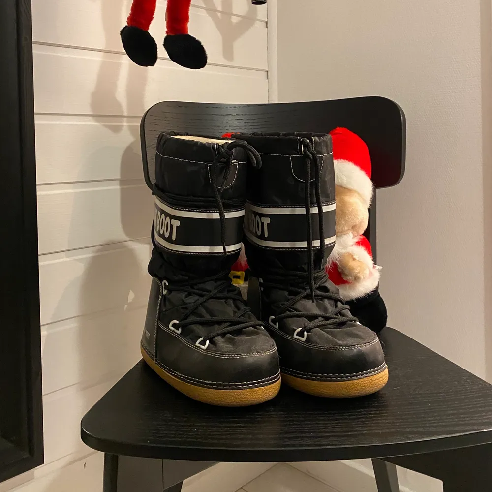 Säljer dessa snygga snow boots, snarlika moonboots! Använda max 2 ggr, dvs sjukt bra skick. Väldigt bekväma och varma. Storlek 35-37, och 400 + frakt! 🤍. Skor.