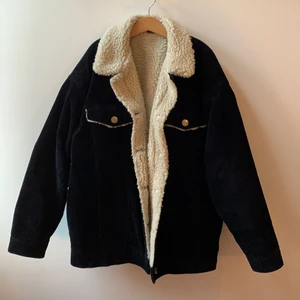 Manchester jacka  - En fin mörkblå Manchester jacka med vit krage. Jackan är varm och välvadderad. Välanvänd men i gott skick! Köpare står för frakt 😊