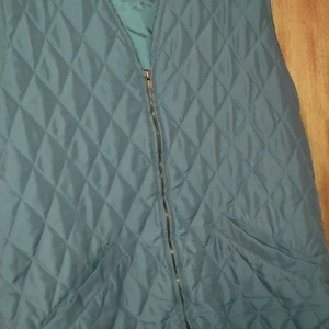  väst storlek 34/36 - Fin tun väst i storlek 34/36 riktigt fin färg , har två fickor i fram.                                                               Priset på mina varor kan alltid diskuteras vid snabb affär