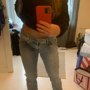 Jeans - Säljer mina super snygga ljusblåa jeans! Lågmidjade och inga defekter alls! 