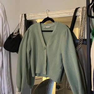 Kofta - Sjukt fin kofta från zara i stl S. inga tecken på användning. Frakt tillkommer🥰