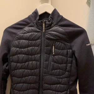 Peak Performance jacka - Jacka från Peak performance, endast använd fåtal gånger så i superbra skick. Orginalpris är kring 1500-2000kr💗