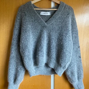 Stickad tröja från ivyrevel - Jättemysig och bekväm tröja! Säljer den då jag inte använt den på över ett år. Tror att den är köpt på Afound. Kvaliten är fin då matetialet är 32% Mohair och 32% Ull. Tyvärr har den fått några defekter, ullen har åkt av så det har blivit lite mörka fläckar. Storleken är S men den passar även M beroende på hur man vill att den ska sitta. 