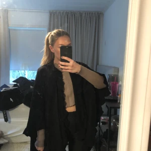 Poncho - Säljer nu min poncho köpt från Åhléns . Använd ca 2 gånger så är i nyskick fortfarande🥰 köpt för 299kr, säljer för 100kr + frakt❤️