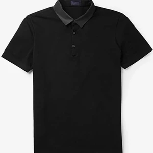 Lanvin silk villar polo Stl M - En polo-tröja från exklusiva Lanvin i stl M. Svart i jättefin kvalitet med silkeskrage. Obetydligt använd i jättefint skick. Nypris 6400kr på farfetch. 