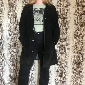 Svart mockajacka  - Svart mockajacka  Storlek: 36 Mått Längd: 90 Byst: 50 Pris: 200kr (+frakt) Detaljer: avtagbar luva med fejkpäls finns 