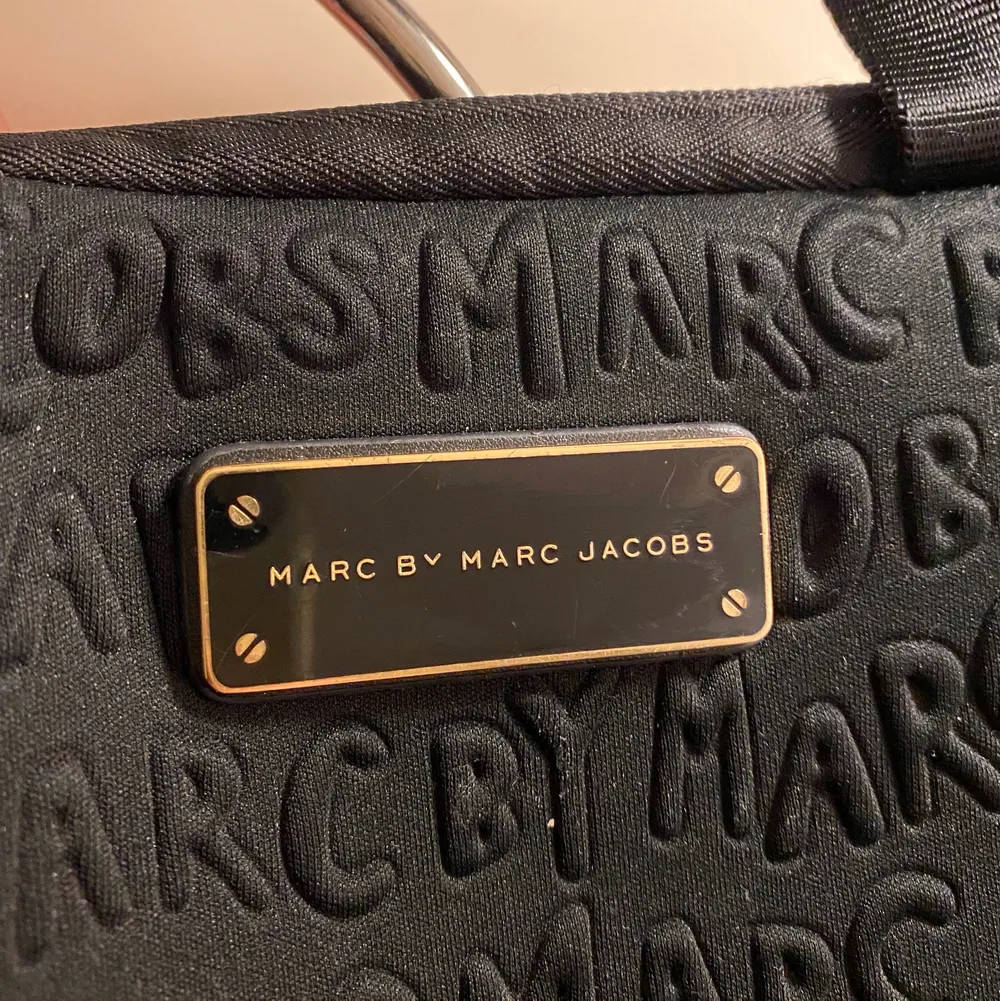 Marc Jacobs datorväska svart med guldiga detaljer! Använd endast fåtal gånger! Väskan har ett fack för datan och ytterligare ett fack för sladd eller vadqm känner för 😁. Väskor.