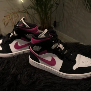 Jordans - Säljer mina ursnygga jordans i jätte fint skick🖤 köpta för 2100kr säljer för 1300kr! Fler bilder kan fås om man vill✨