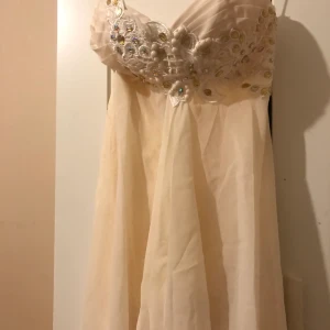 Klänning  - Helt ny klänning använd 1 gång,lång vid baksidan och kommer med genomskinliga band som man kan sätta på.(sänker pris vid snabb köp)