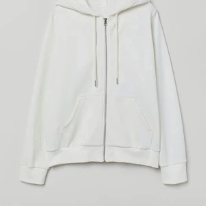Zip Hoodie från hm - Fin zip Hoodie från hm, storlek s. Knappt använd. Har klippt bort metall sakerna på snöret och knutit dom själv. Säljer för 150kr, köparen står för frakt. 