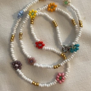 Halsband blommor - Handgjort halsband med blommor, 42 cm långt. Köparen står för frakten, 12kr. Samfraktar vid köp av flera smycken.